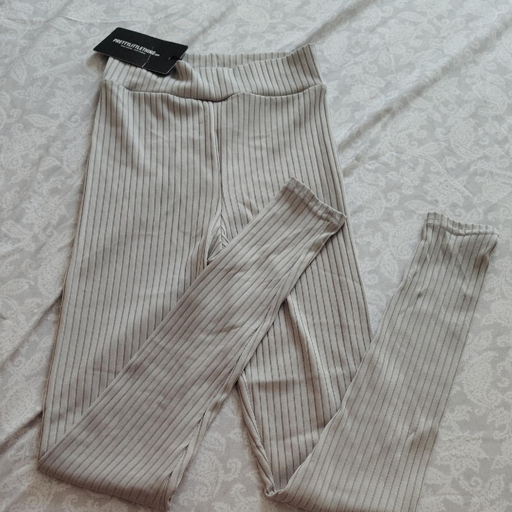 PrettyLittleThing Taupe Ribbed Leggings - Picture 3 of 4